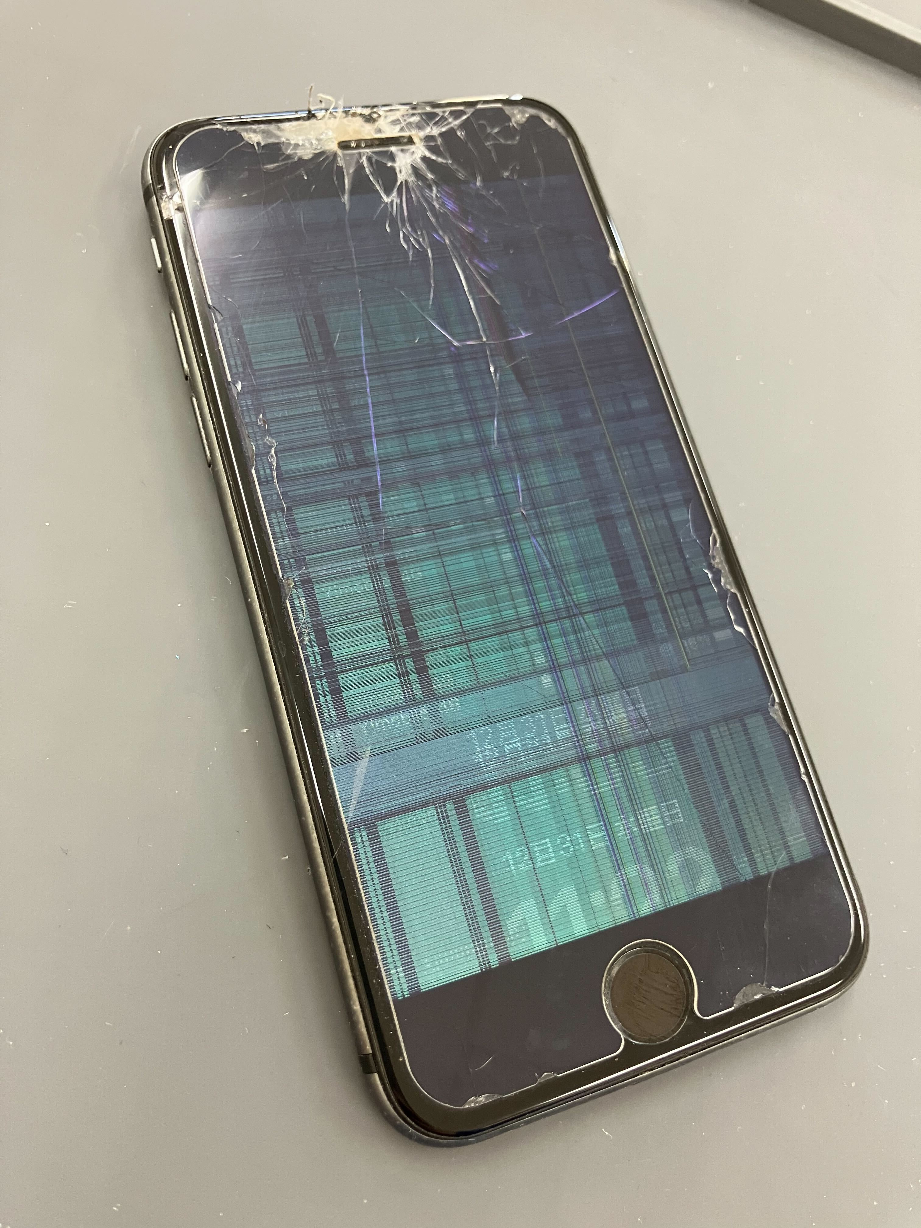 豊川市でiPhoneSE2の画面交換】画面割れ・液晶不良もデータそのまま