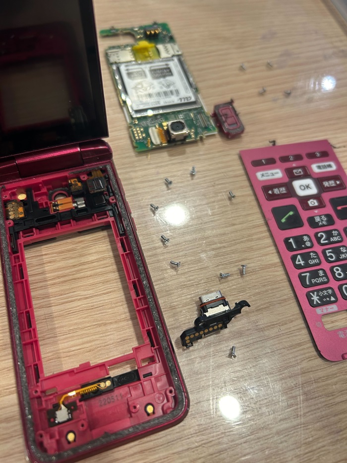 ガラケー かんたんケータイライト KYF43 充電口故障 修理 一宮市