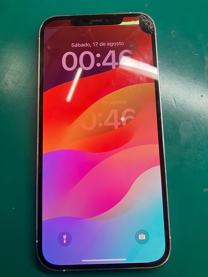 iPhone 15 Pro Max 画面割れ修理