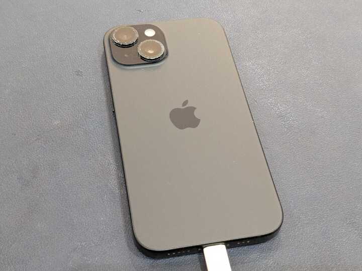 豊田市】iPhone15のカメラ交換修理を行いました！カメラとライトが使え