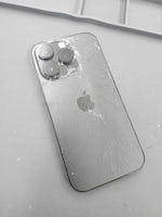 📱【iPhone14 Pro】背面ガラスが粉々に…カメラ周りまで大きく割れた背面を新品同様に復旧！｜まちスマ豊川店