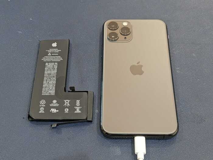 iPhone アイフォン アイフォーン スマホ スマートフォン バッテリー 電池 充電持ち 交換 取り替え メーカー修理 Apple Store 正規修理 純正 社外 保険 保証 AppleCare 故障 壊れた 壊した 修理 直す 治す 改善 自分で交換
