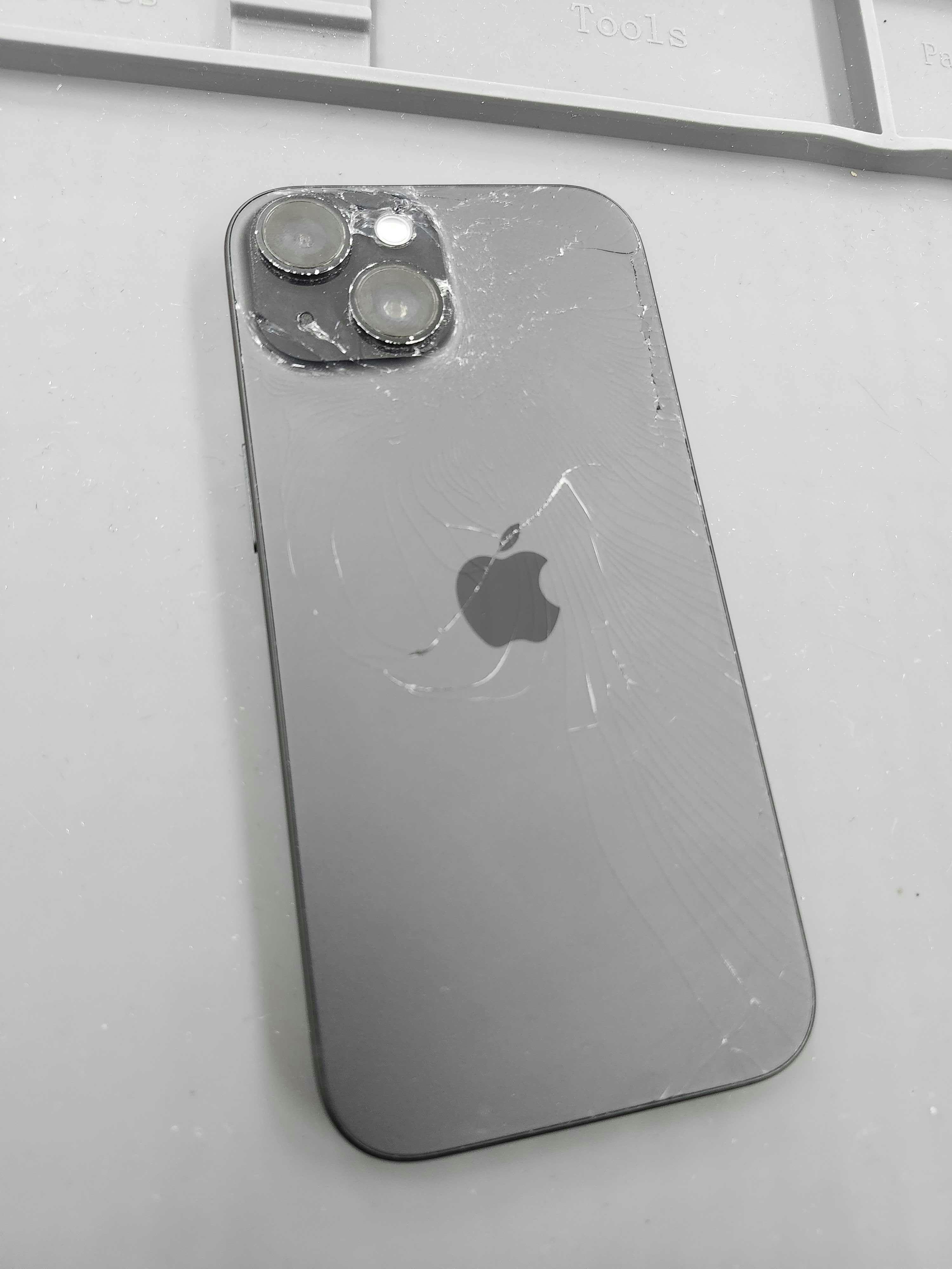 iPhone 15 背面修理 (黒 ブラック) 修理前