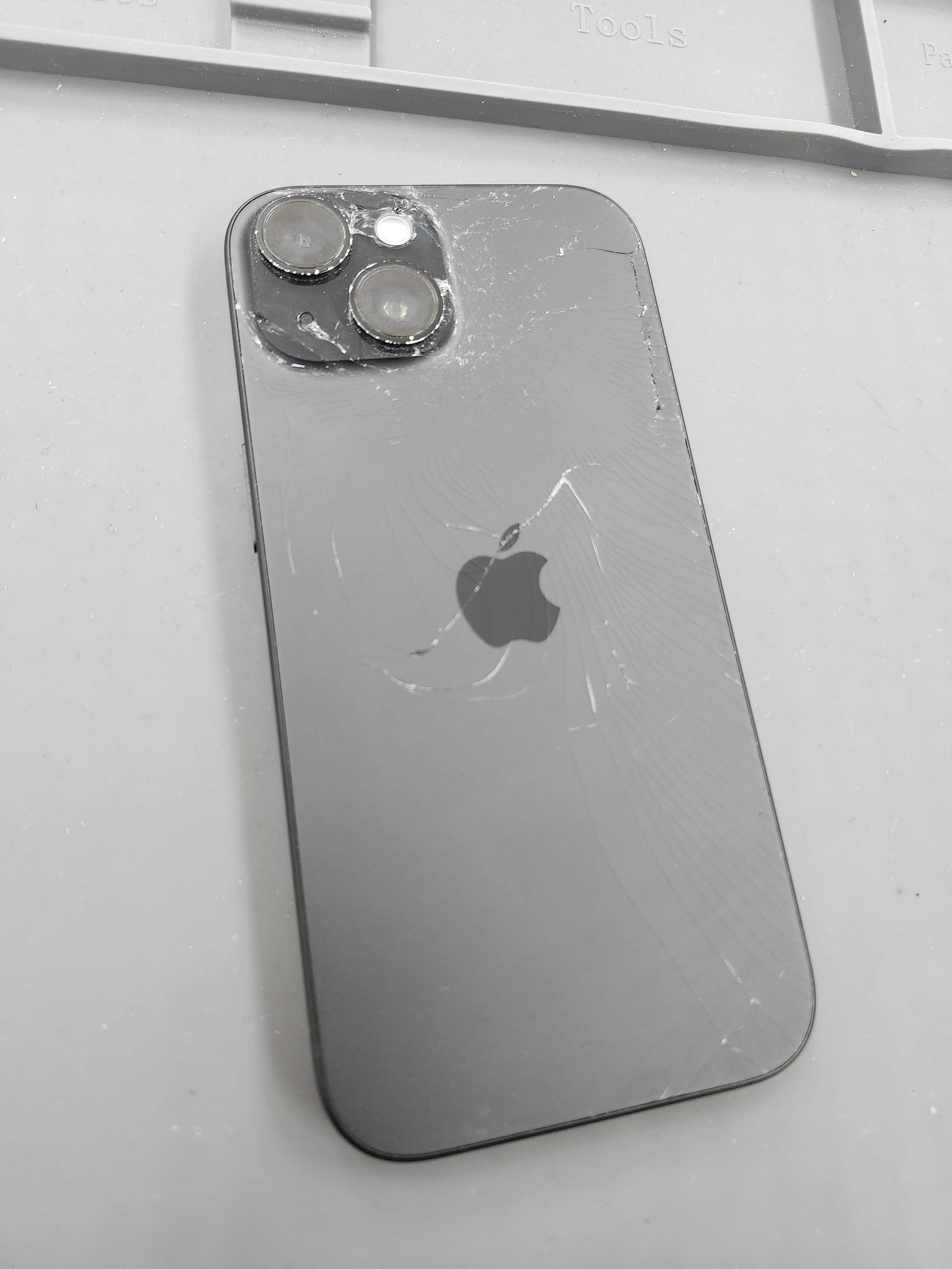 春日井市】iPhone 15の背面修理（ブラック 黒） 背面ガラス割れも修理