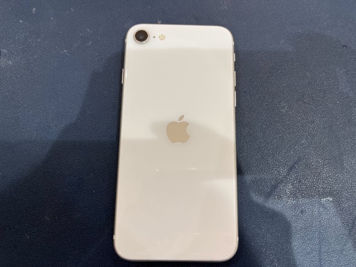 あいふぉん　アイフォン　iPhoneSE3 充電もたない　1日もたない　減りが早い　経年劣化　サービス表記　電源勝手に落ちる　シャットダウン　ばってりー　バッテリー　交換　修理