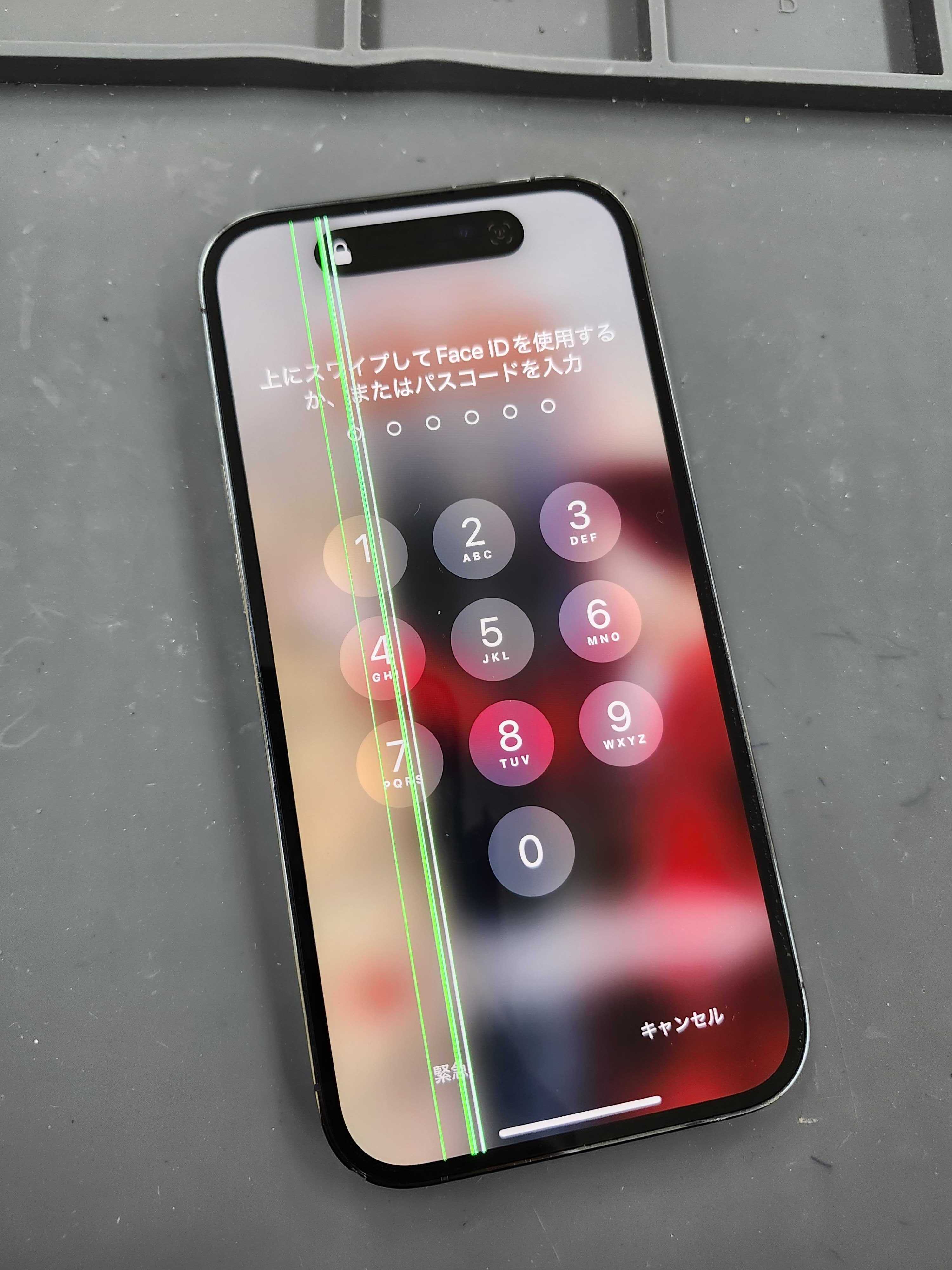 豊川店】iPhone14 Proの画面に緑の線が…液晶不良を即日60分で修理しま