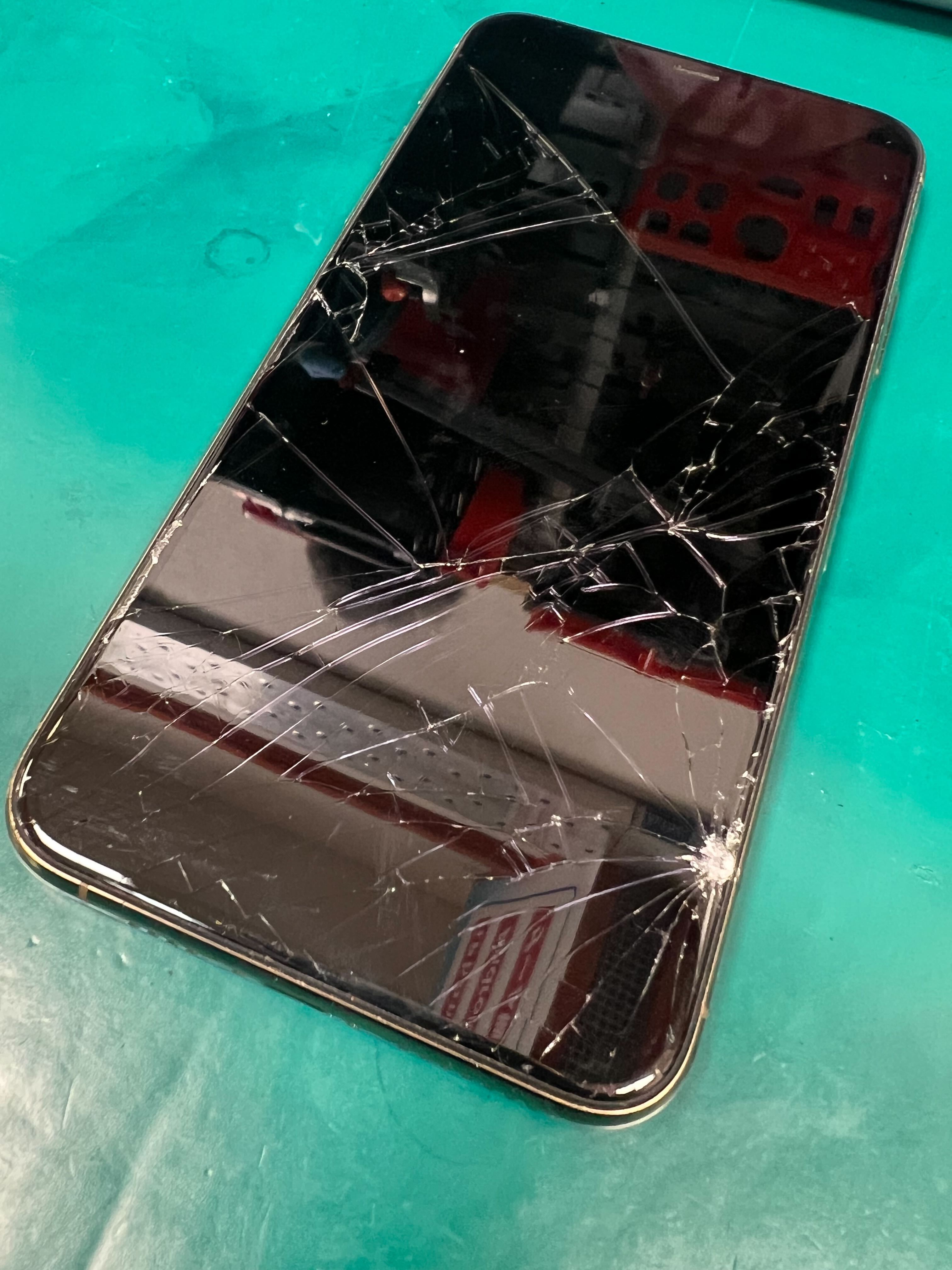 iPhone11ProMax 画面割れ修理 豊橋