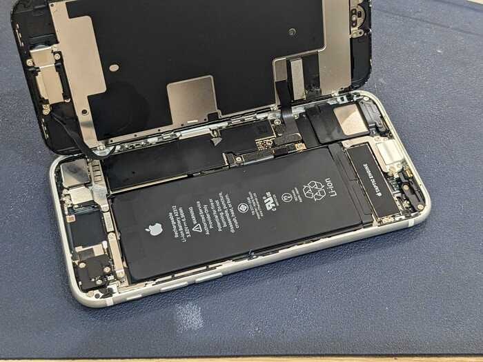 あいふぉん　アイフォン　iPhone SE2 経年劣化　充電の減りがはやい　膨張　電源落ちる　動作が遅い