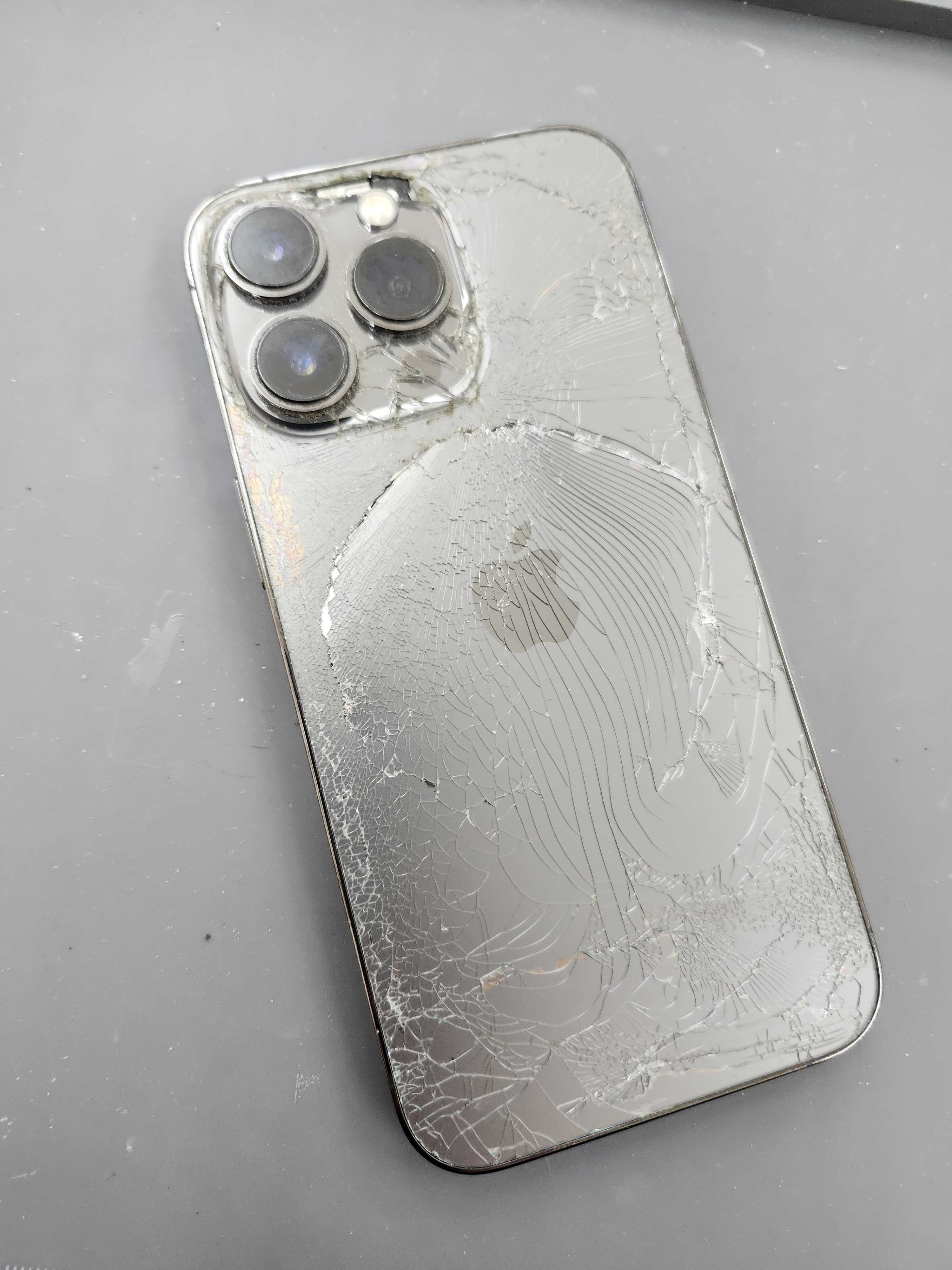 豊川市】iPhone13 Proの背面ガラス割れ修理を実施！背面交換で美しい