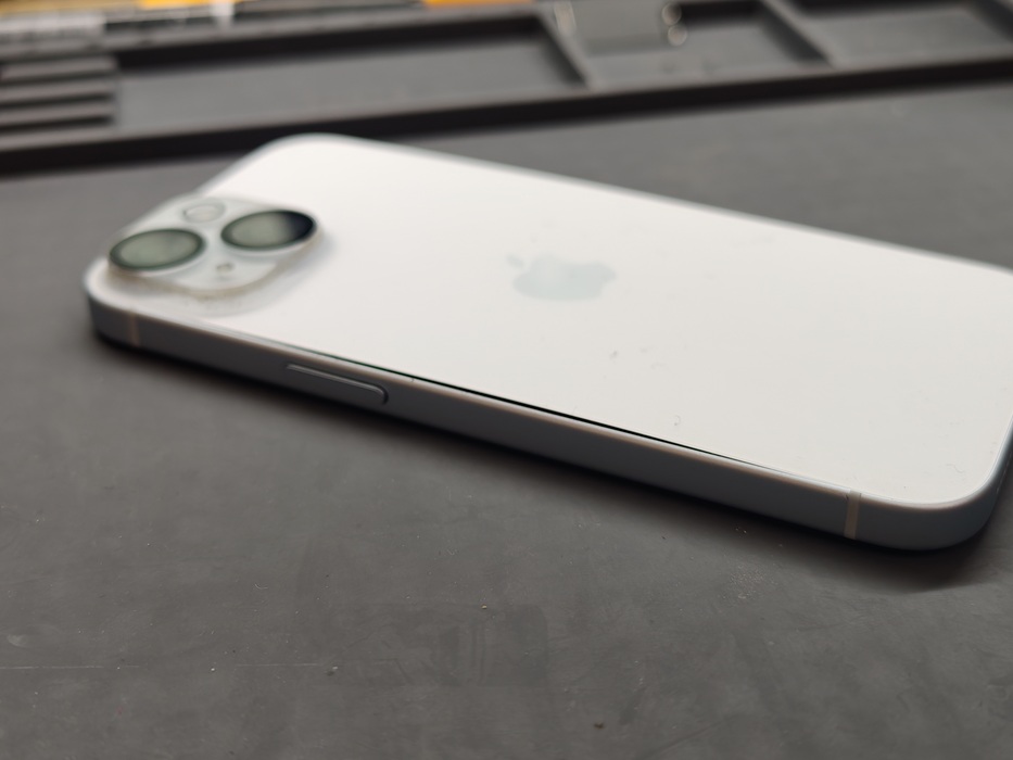豊川市】iPhone15のバッテリー膨張修理｜背面が浮いた危険な状態も即日