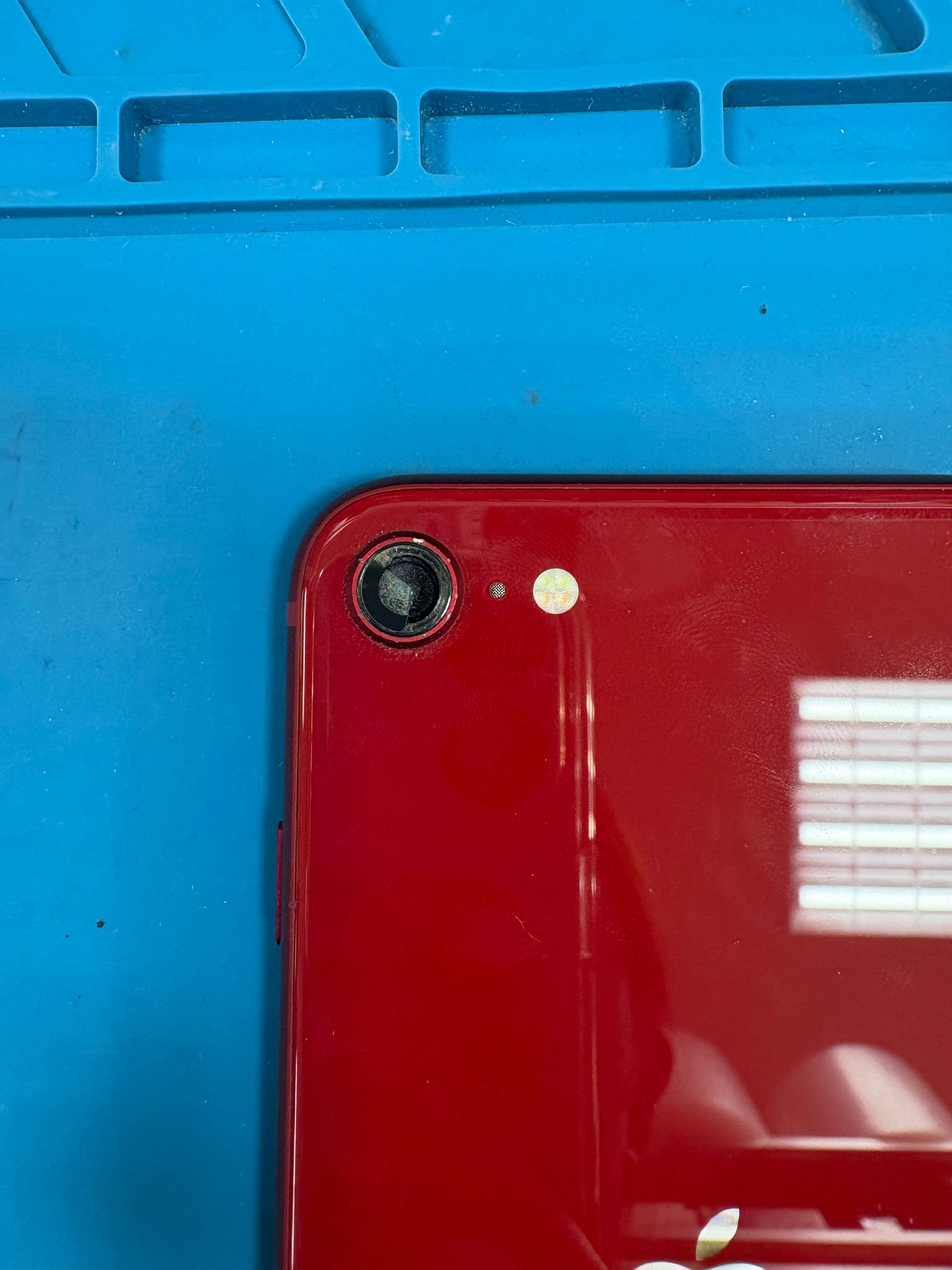 iPhoneSE3　アウトカメラレンズ　即日修理