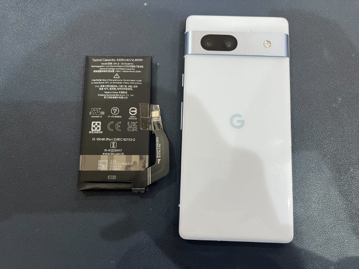 Android アンドロイド Pixel 7a 充電もたない　1日もたない　減りが早い　経年劣化　サービス表記　電源勝手に落ちる　シャットダウン　ばってりー　バッテリー　交換　修理