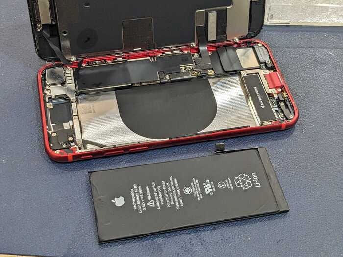 あいふぉん　iPhone SE2 充電減り早い　経年劣化　サービス表記　電源落ちる　画面浮き　膨張　ばってりー　バッテリー　修理　交換