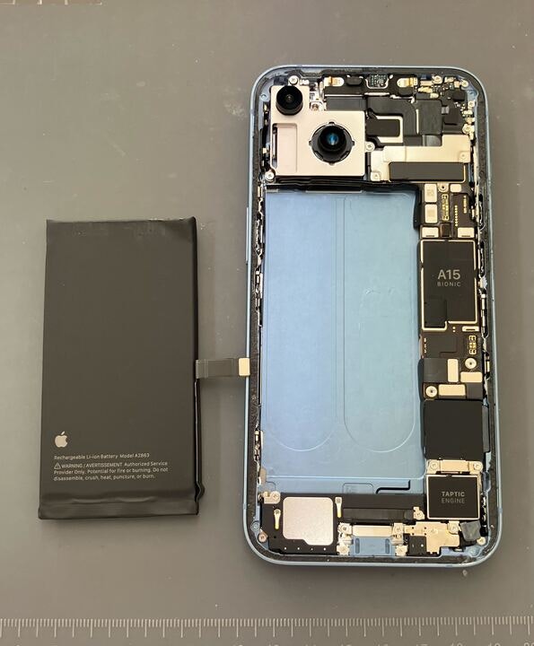 iPhone 14 バッテリー交換 修理途中