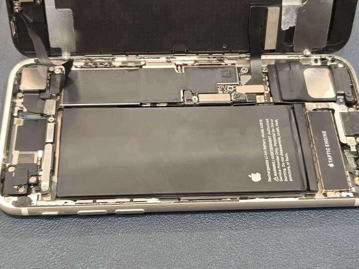iPhone SE3 アウト カメラ カメラレンズ　修理　途中