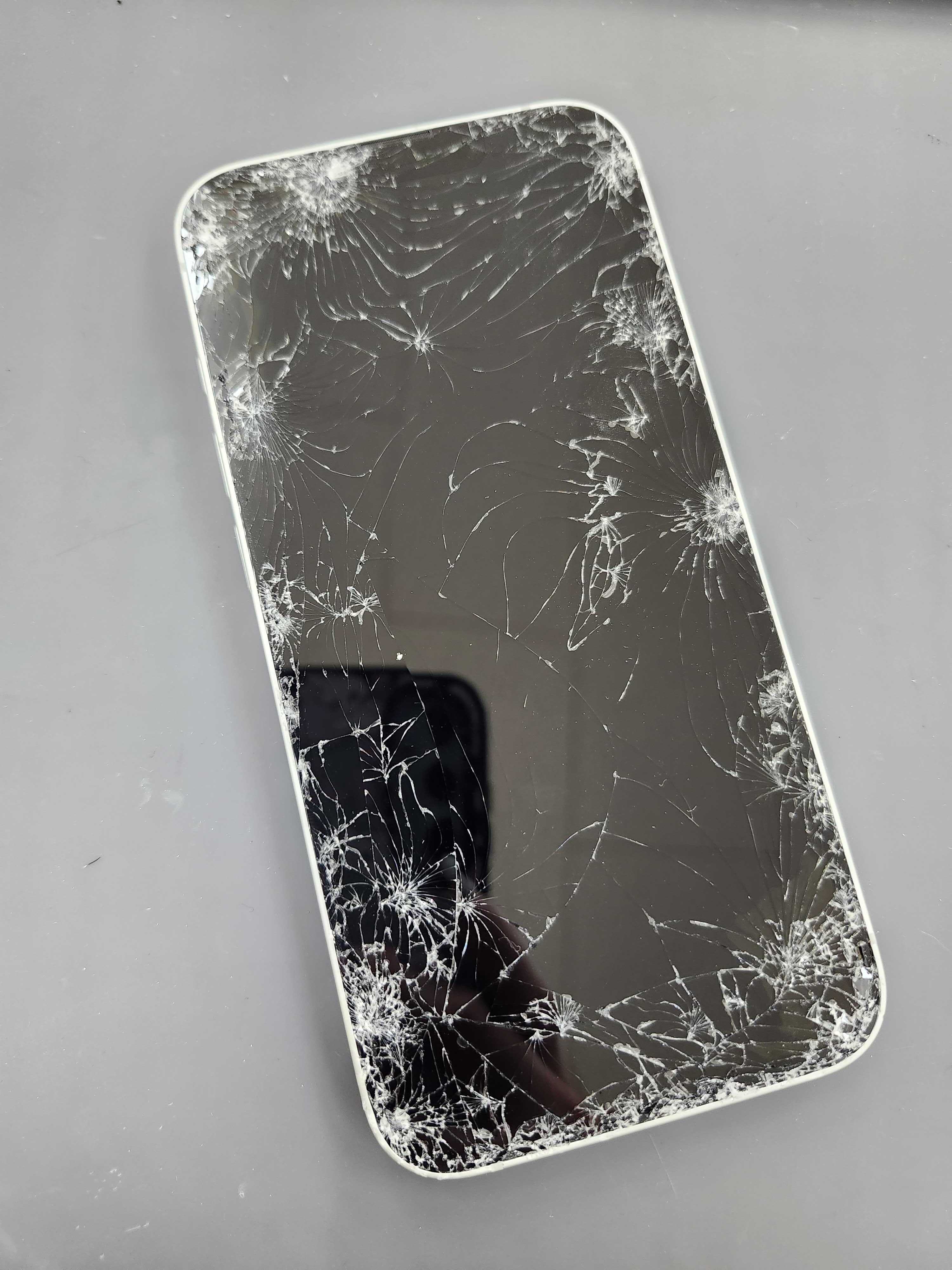 iPhone 16e 128GB ブラック　画面割れ iPhone 16eの画面修理を開始！事前予約でスムーズ対応 | iPhone修理