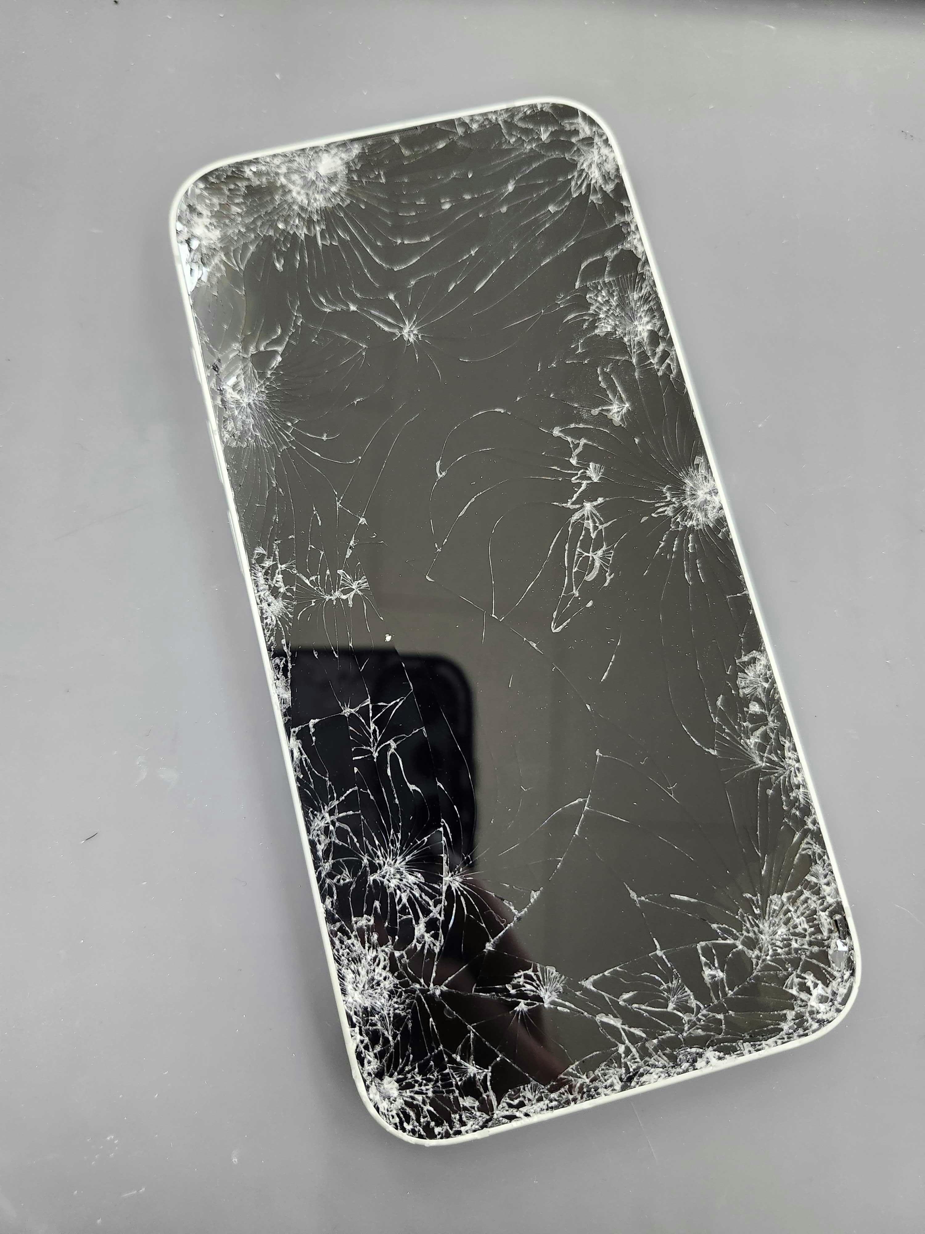 iPhone16e　iPhone修理　iPhone　修理　交換　画面割れ　画面修理　液晶不良　タッチ反応しない　画面映らない　画面真っ暗　液晶漏れ　豊川　豊橋　新城　蒲郡　湖西　浜松