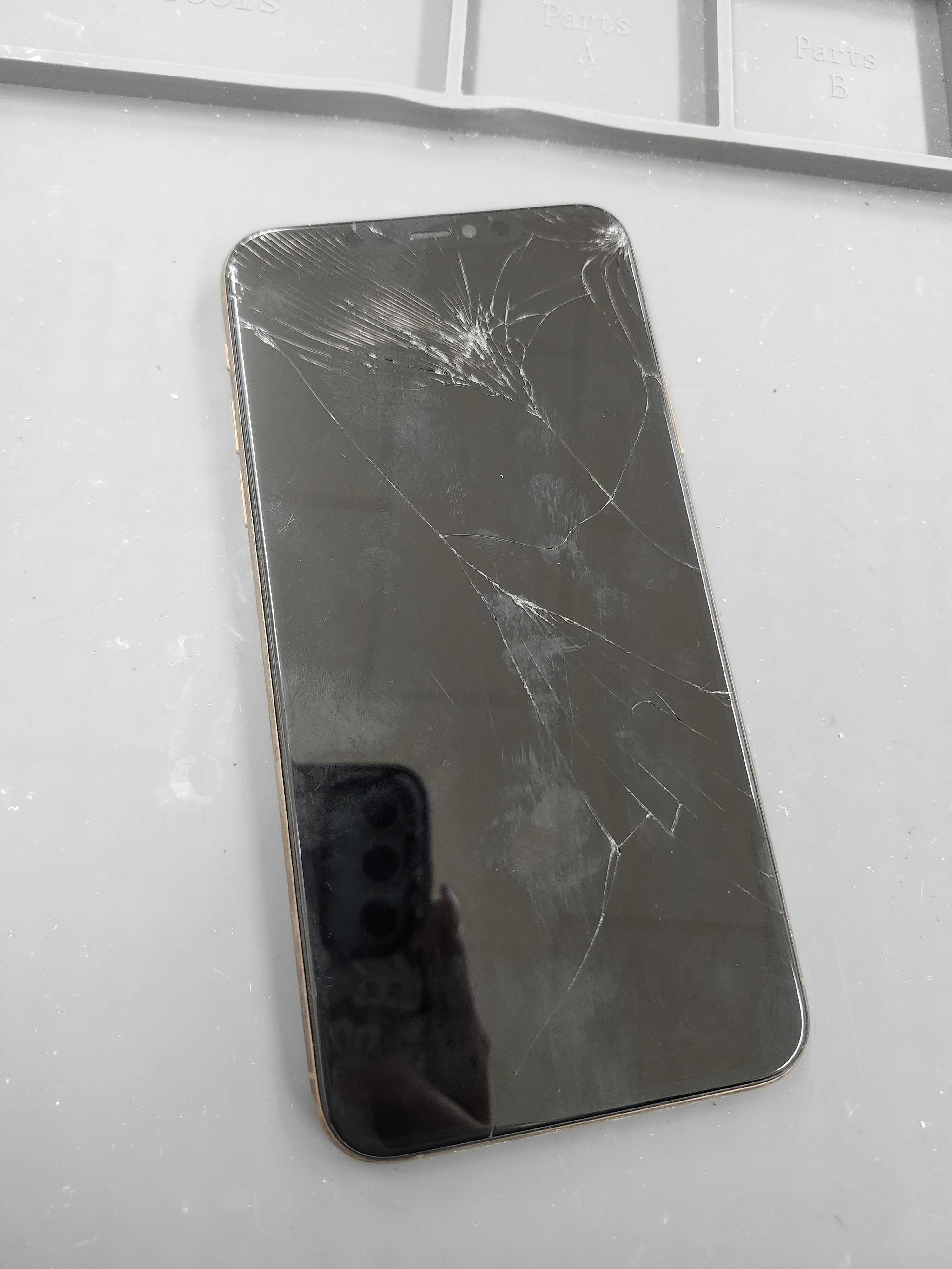 iPhone11Pro MAXバキバキ【値段交渉あり】 豊川市】iPhone11 Pro Maxの画面バキバキ修理｜即日60分で新品同様に復活！