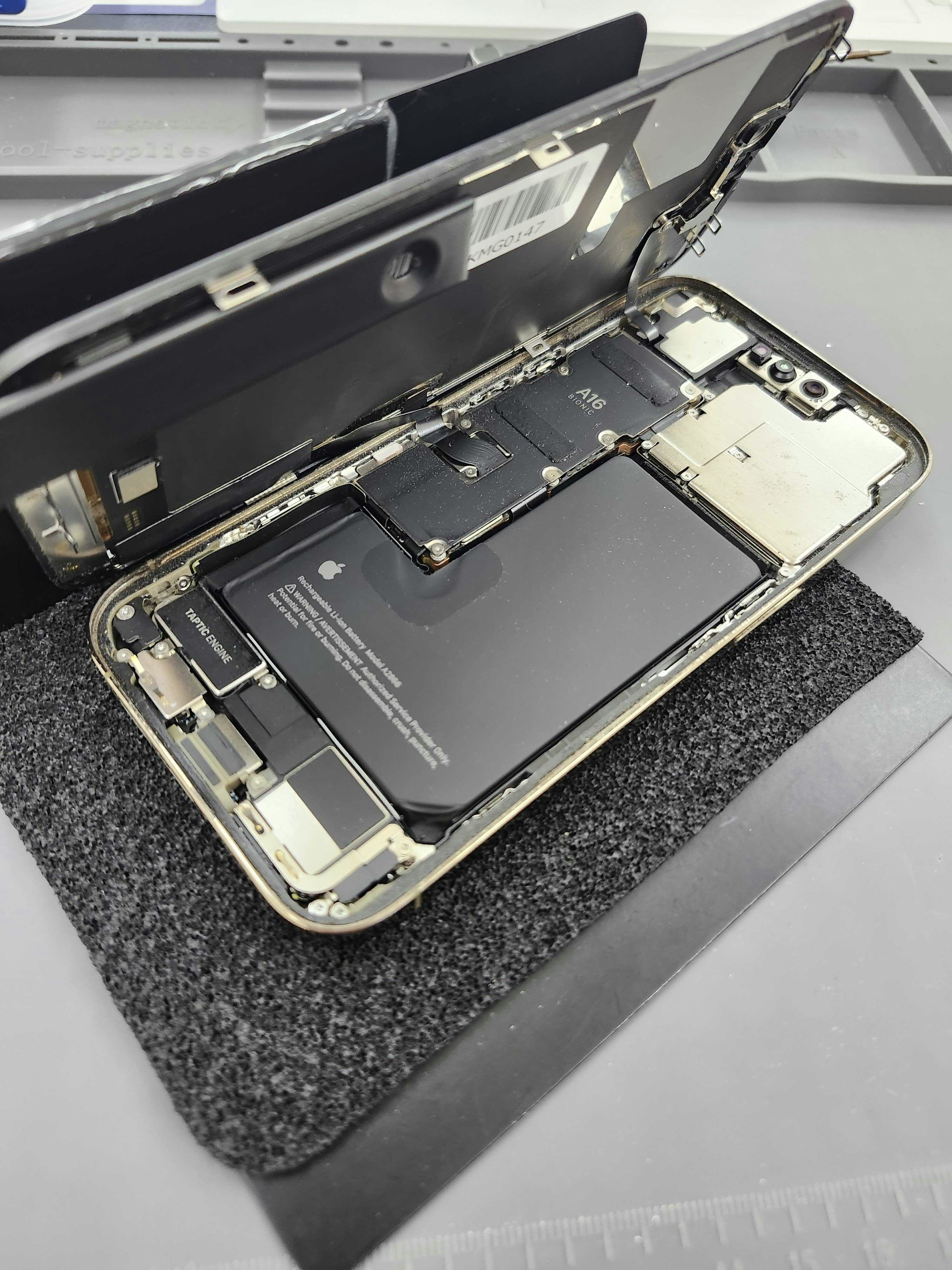 iPhone 14 Pro 画面修理　途中