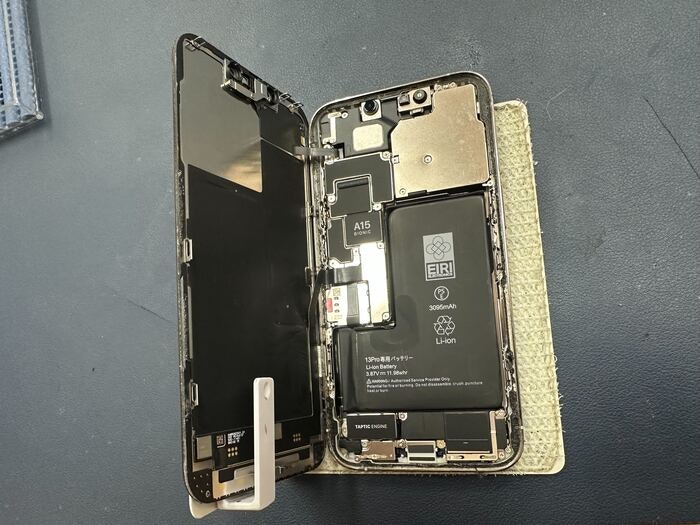 あいふぉん　アイフォン　iPhone　13 pro　充電もたない　1日もたない　減りが早い　経年劣化　サービス表記　電源勝手に落ちる　シャットダウン　ばってりー　バッテリー　交換　修理