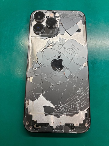 一宮市】iPhone14 Proの背面ガラス割れを美しく復旧！｜データそのまま