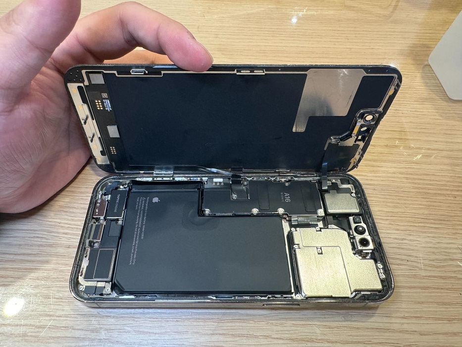 一宮市】iPhone 14 ProMax 背面割れ修理