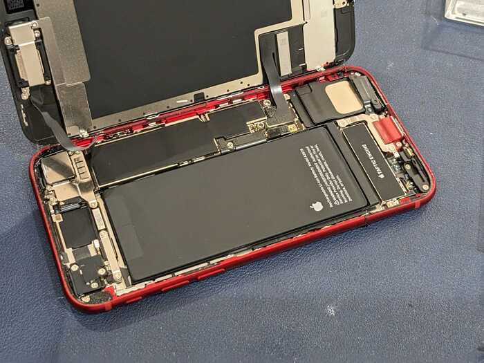 あいふぉん　アイフォン　iPhone SE3 　経年劣化　充電の減りがはやい　膨張　電源落ちる　動作が遅い