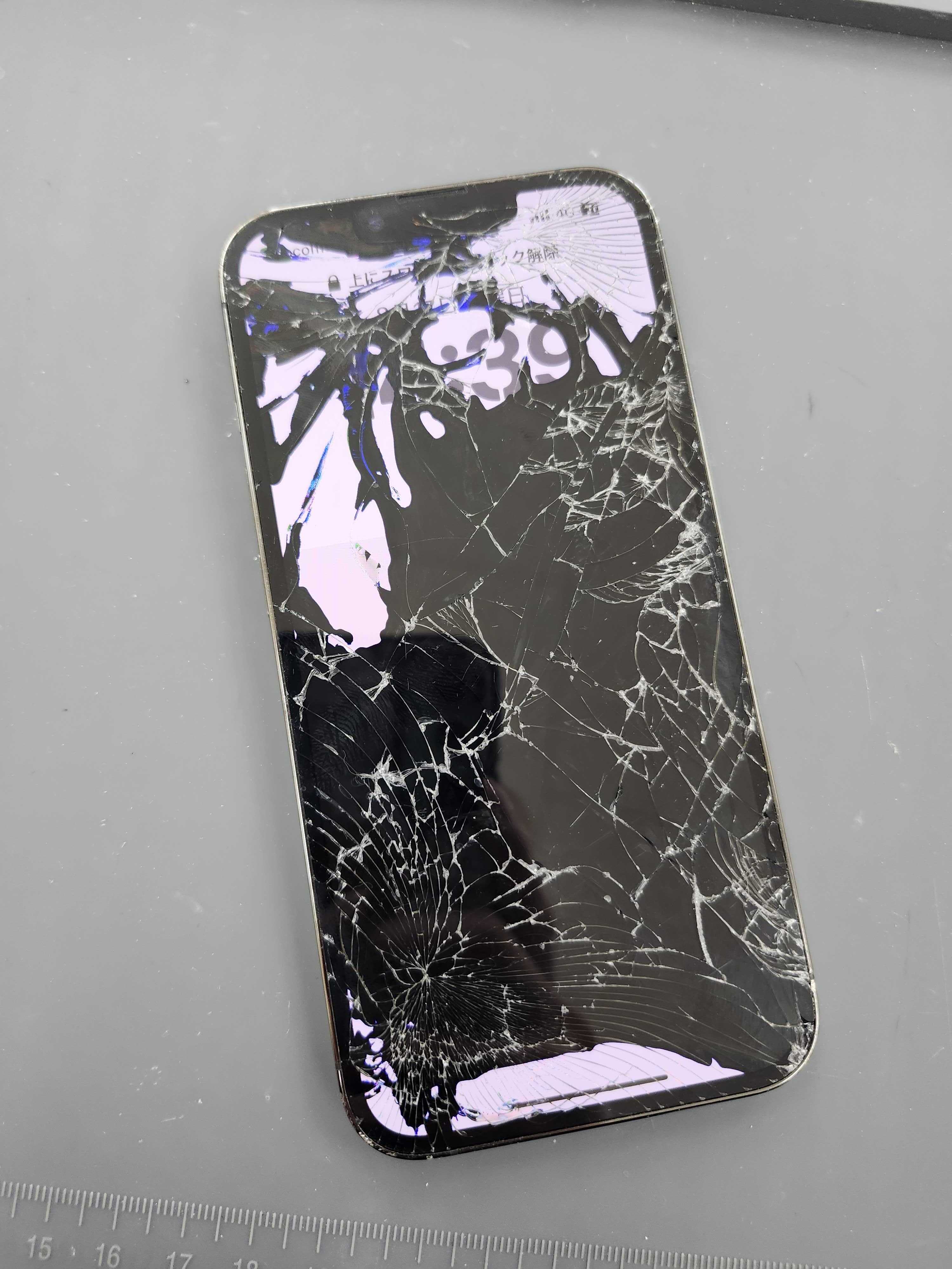 iPhone13 液晶漏れあり iPhone13が液晶割れで誤作動と液晶交換で大阪最安値とスマホ