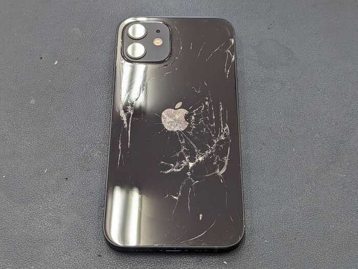 t*a様 iPhone 12 256 本体 背面ひび割れあり※iPhoneの箱付 岡崎市】iPhone 12 背面ガラス割れ修理 まちスマ岡崎店