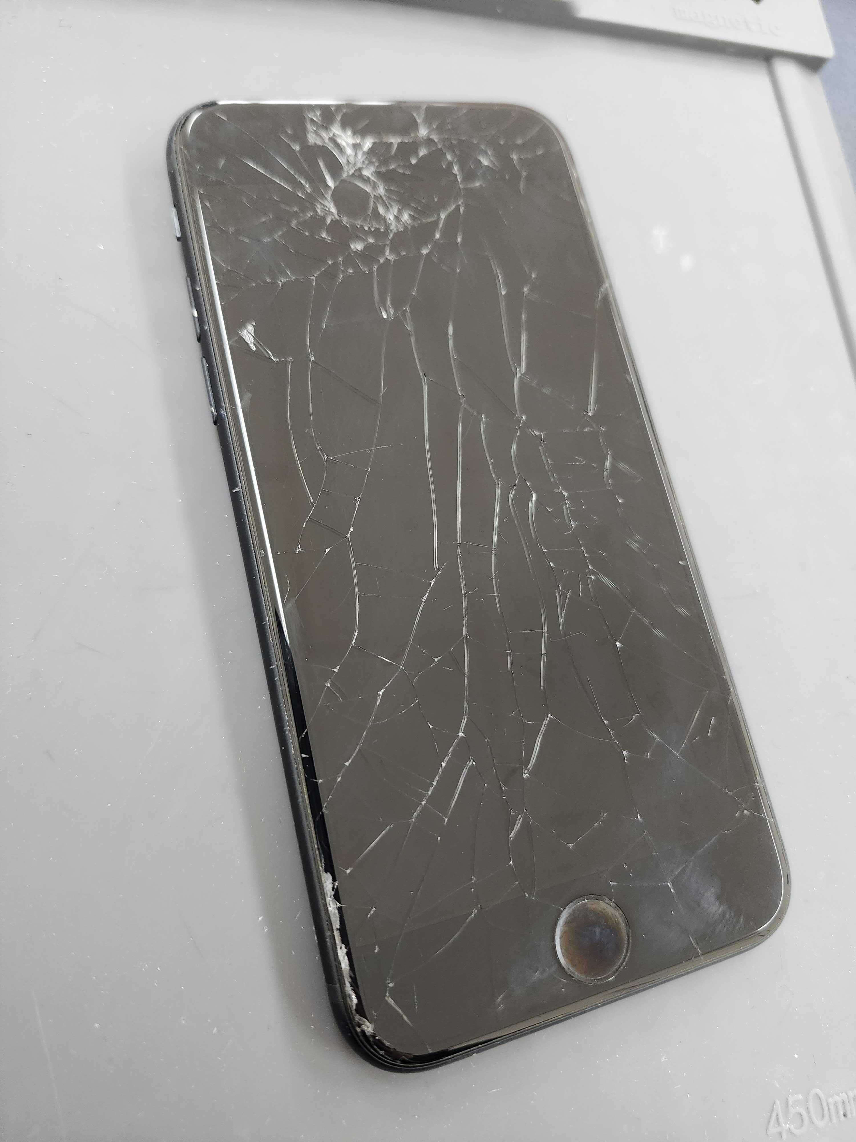 【値下げ‼️】iPhone SE第3世代64GB 画面割れ アイフォンSE第3世代の画面が割れたらどうする？ | iPhone修理・iPad