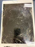 【豊川市でiPad 第7世代のガラス割れ修理】大きく割れてしまった画面も交換対応可能！iPad修理ならまちスマ豊川店へ