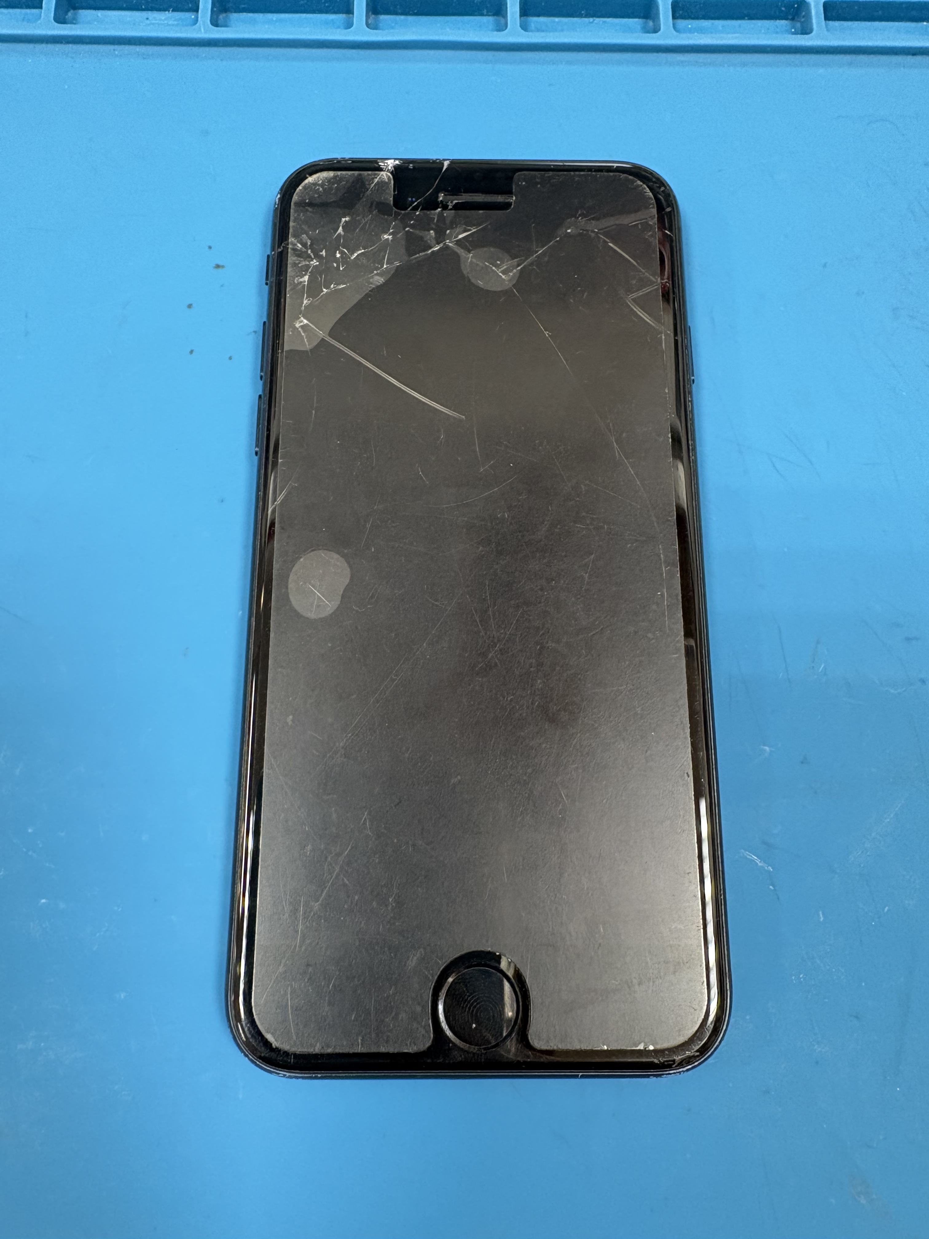 豊橋市】iPhone SE（第3世代）の画面割れ修理！画面交換で快適に使える