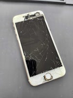 【豊川市】大破したiPhone6sがわずか60分で復活！画面割れ＆バッテリー交換を同時に実施｜まちスマ豊川店