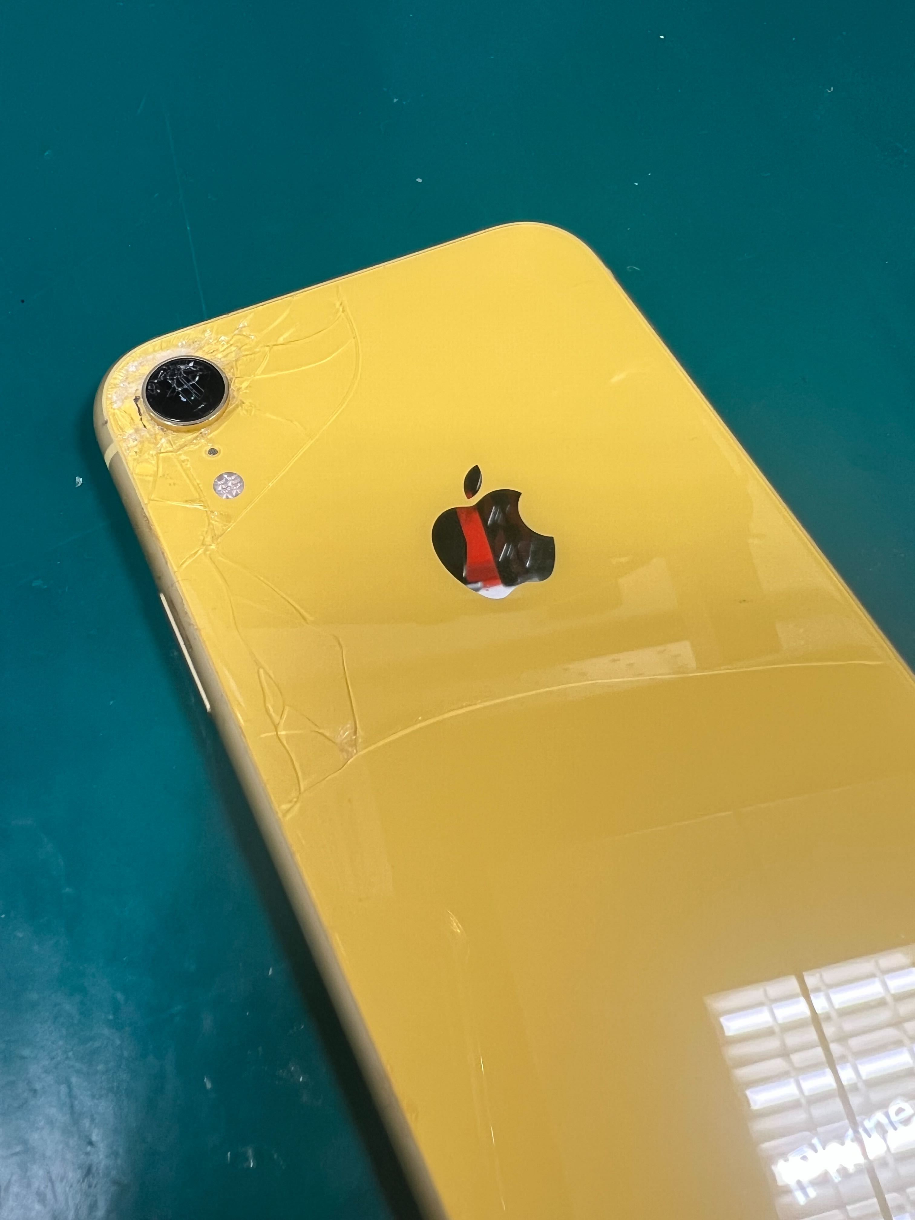 iPhone XR 256GB カメラ、背面割れ iPhone XR カメラレンズ、背面割れ修理
