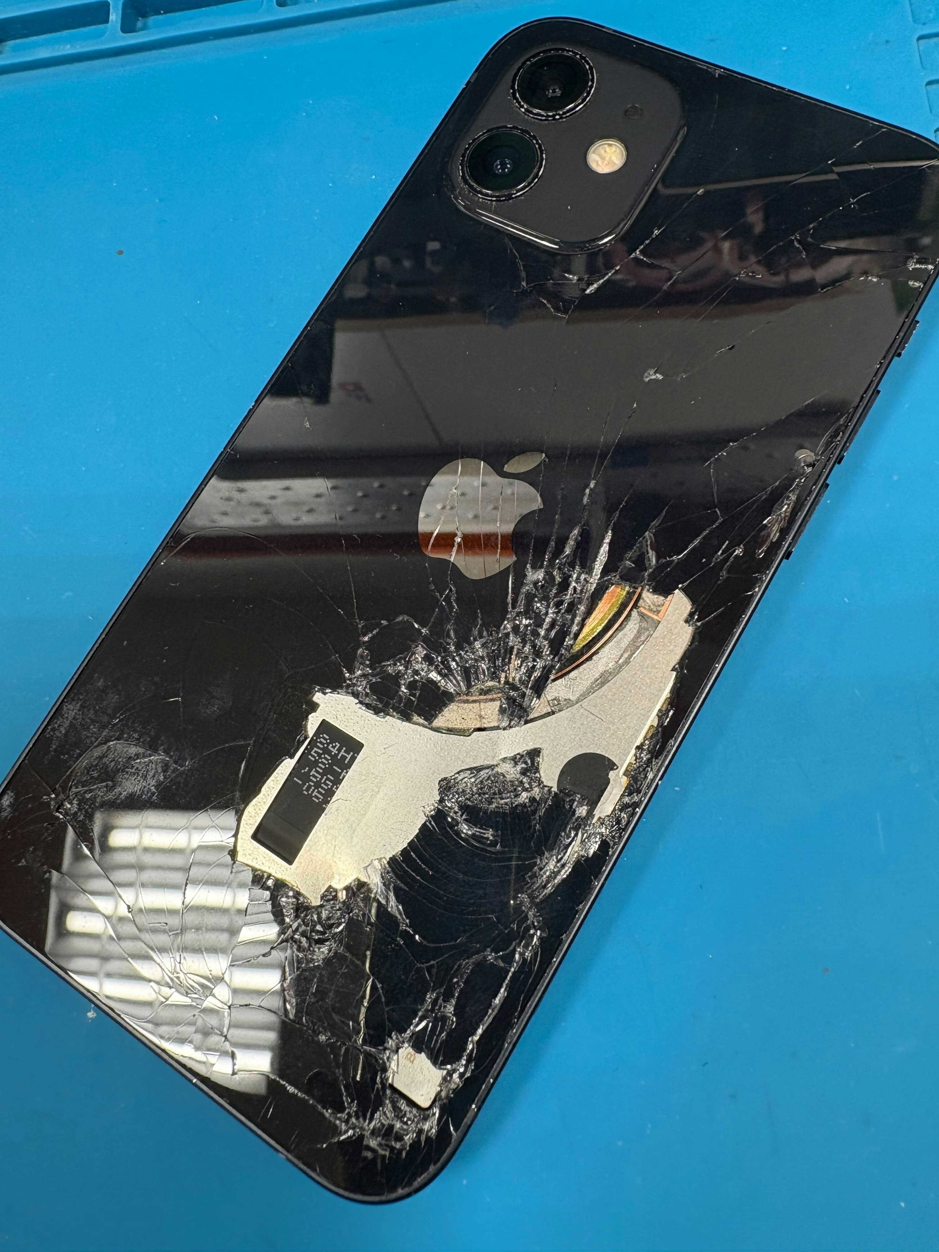 iPhone12　背面交換　背面割れ