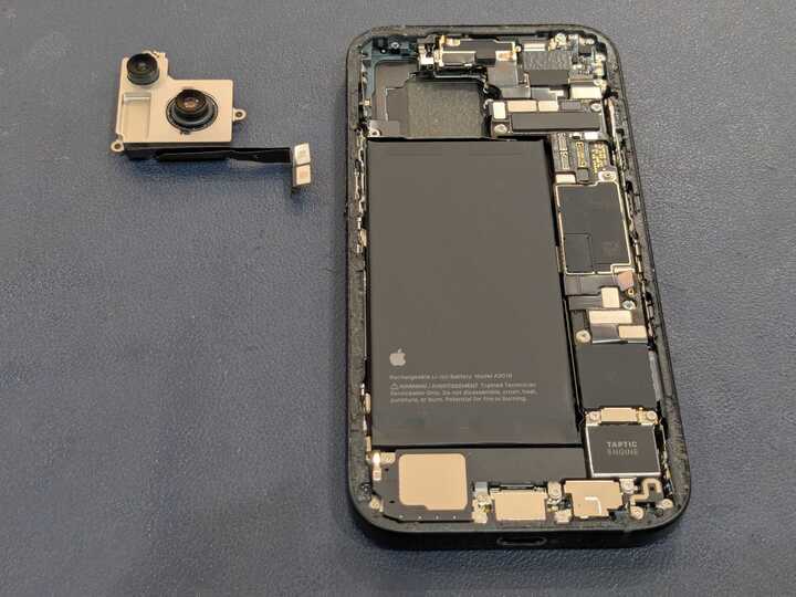 豊田市】iPhone15のカメラ交換修理を行いました！カメラとライトが使え