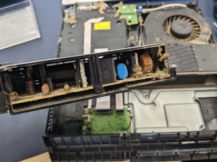 【PS4】本体、内部ダウンロードソフト有 岡崎市】PS4 内部清掃 まちスマ岡崎店