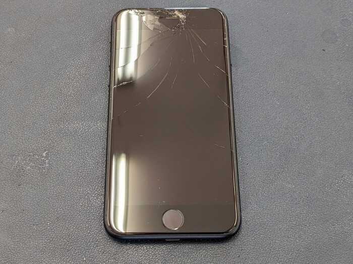 アイフォン　iPhone　SE3　画面割れ　表示不良　ヒビ　液晶割れ