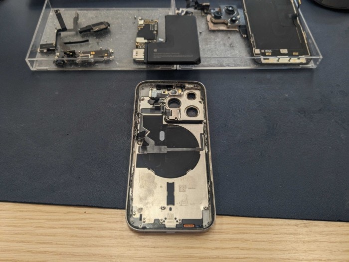 iPhone 14Pro 背面割れ 修理