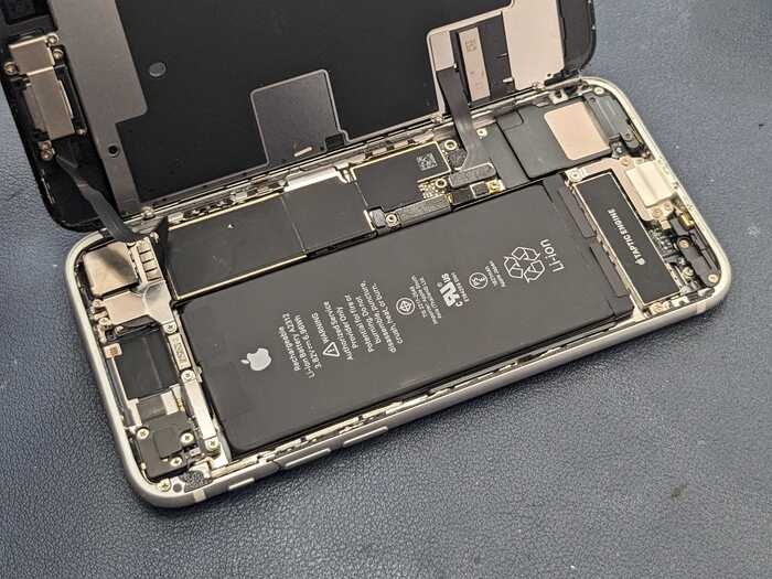 あいふぉん　アイフォン　iPhone　SE2　ばってりー　バッテリー　充電の減りが早い　経年劣化　サービス表記　急に電源落ちる　1日もたない　バッテリー膨張　交換　修理