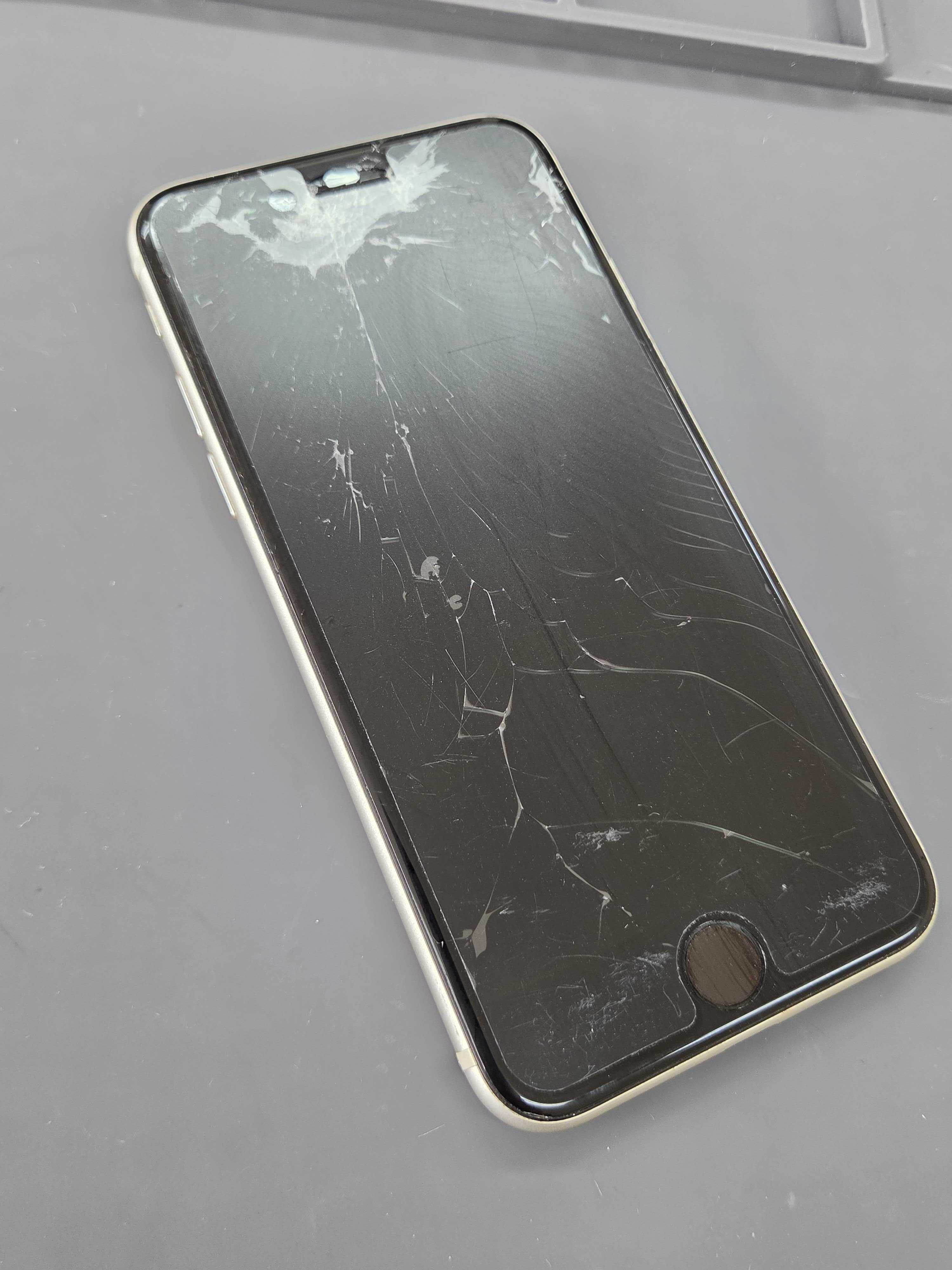 豊川市でiPhone SE（第3世代）の画面修理】落下で大きく割れた画面も