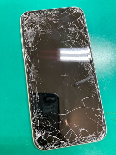 iPhone11 画面ひび割れあり iPhone11の画面割れ、割れたままの使用は危険です… | お近くの