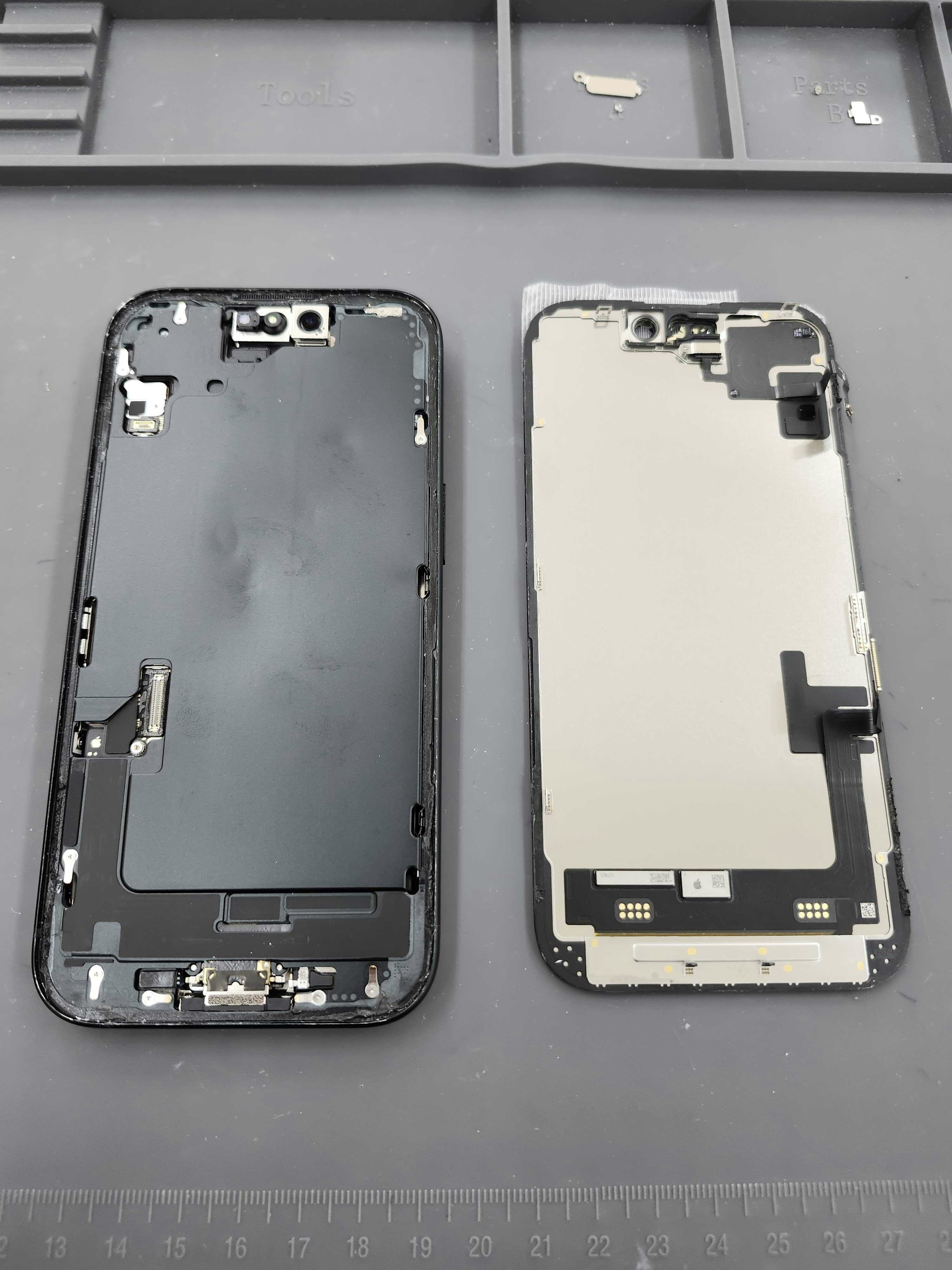 iPhone 15 バッテリー交換 修理途中