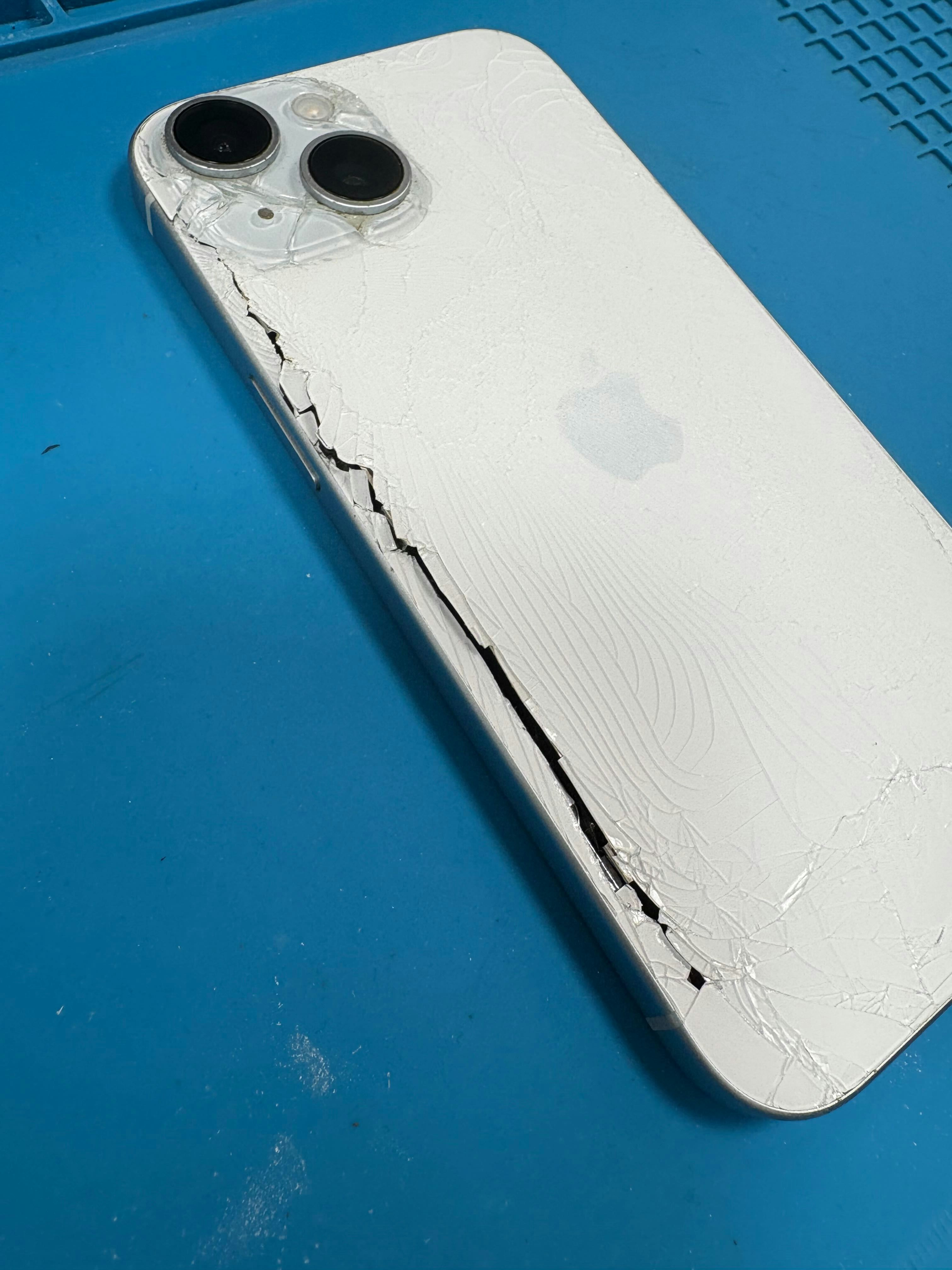 iPhone15　背面交換　背面割れ