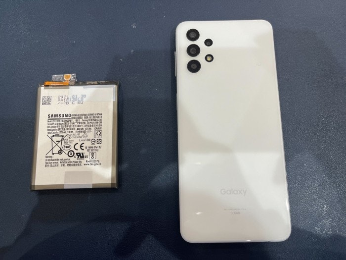 Galaxy A32 5G 充電もたない　1日もたない　減りが早い　経年劣化　サービス表記　電源勝手に落ちる　シャットダウン　ばってりー　バッテリー　交換　修理