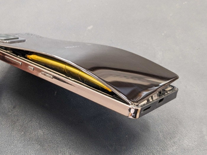 AQUOS　バッテリー膨張　豊川市　スマホ修理　バッテリー修理　Android　豊川　豊橋　新城　蒲郡　湖西　浜松