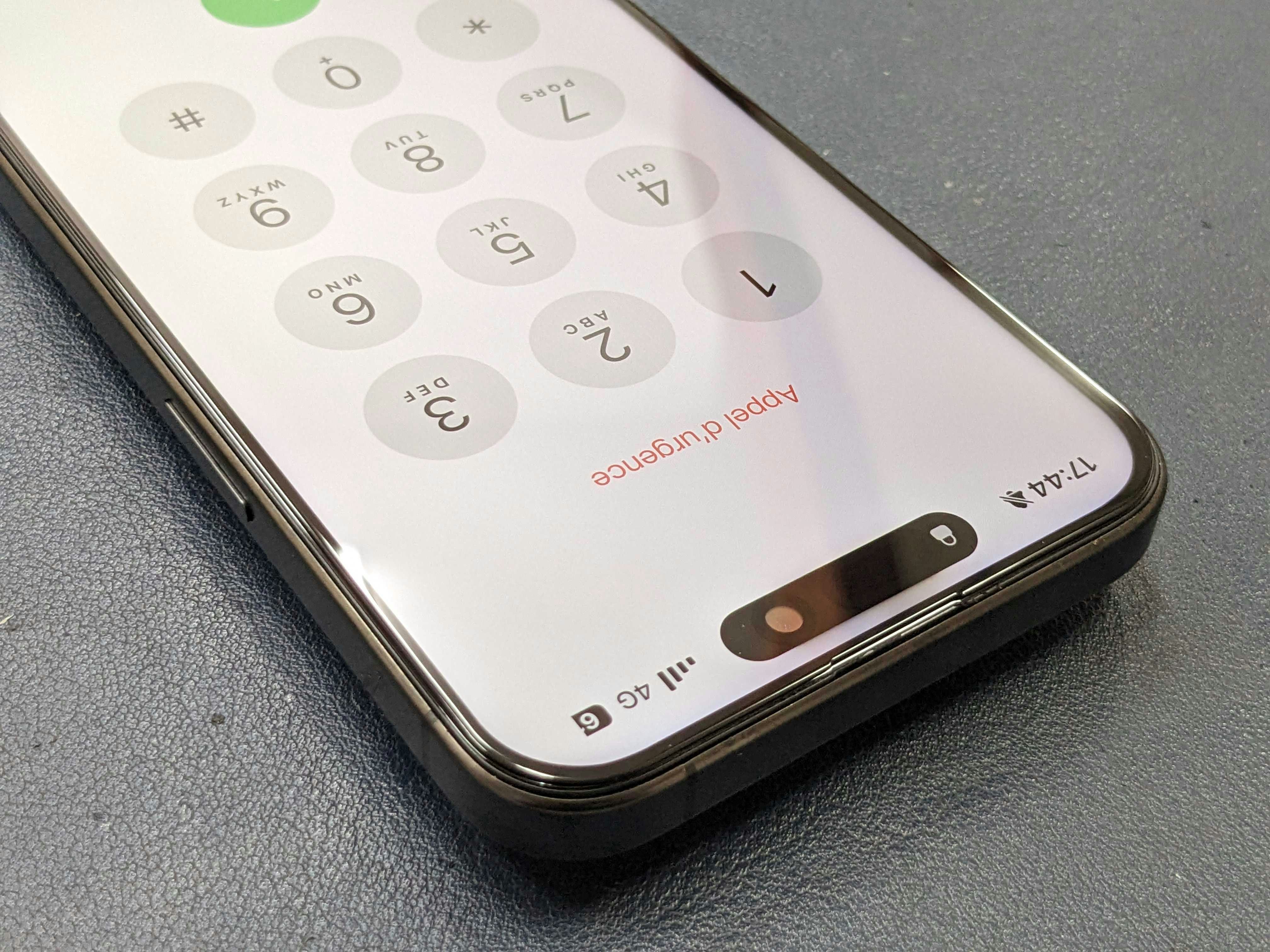iPhone 15Pro 液晶もれ タッチ効かない 画面真っ暗 修理 画面交換