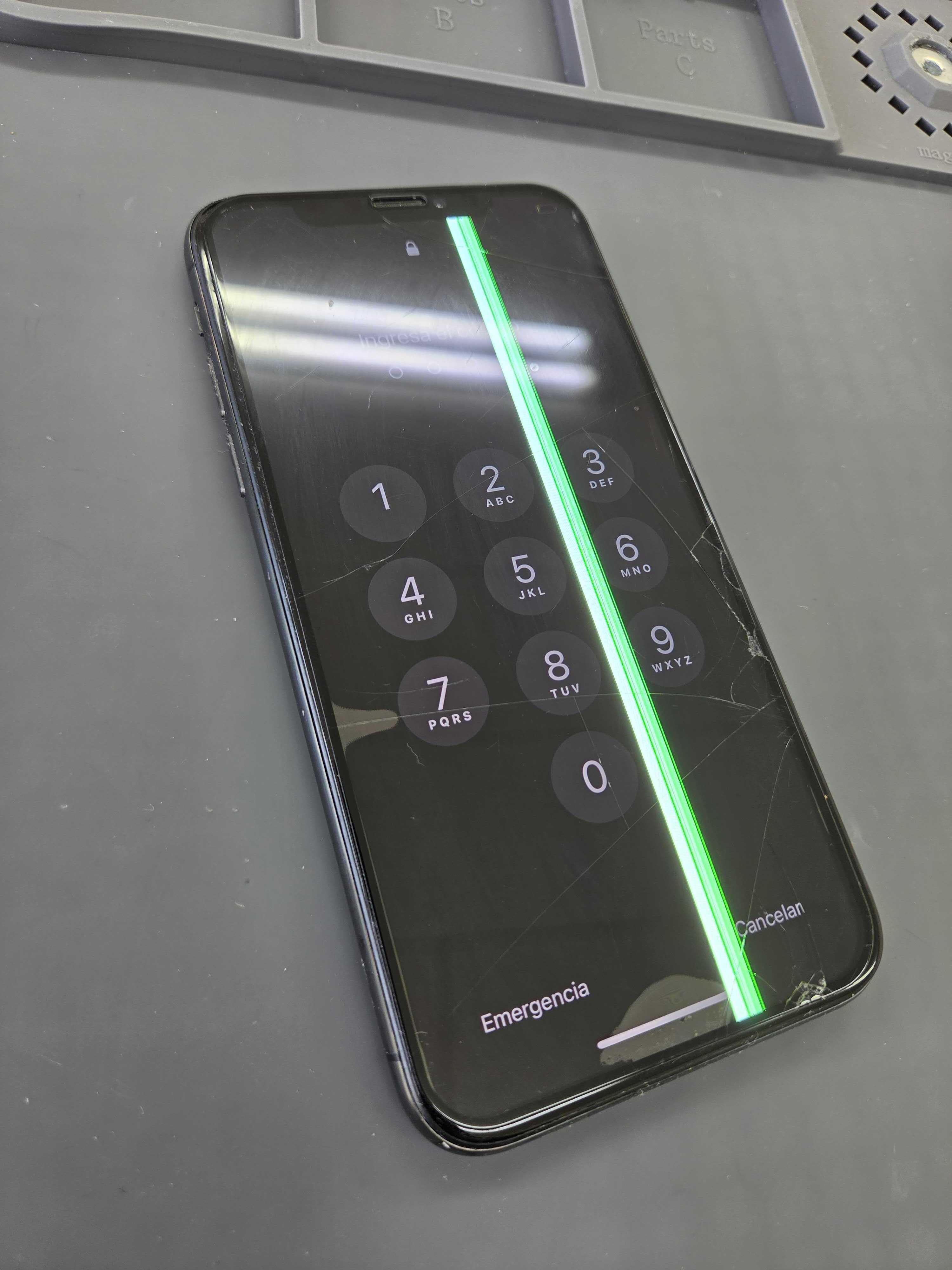 豊川市】iPhone Xの画面に緑色の線が表示！液晶不良による画面交換修理
