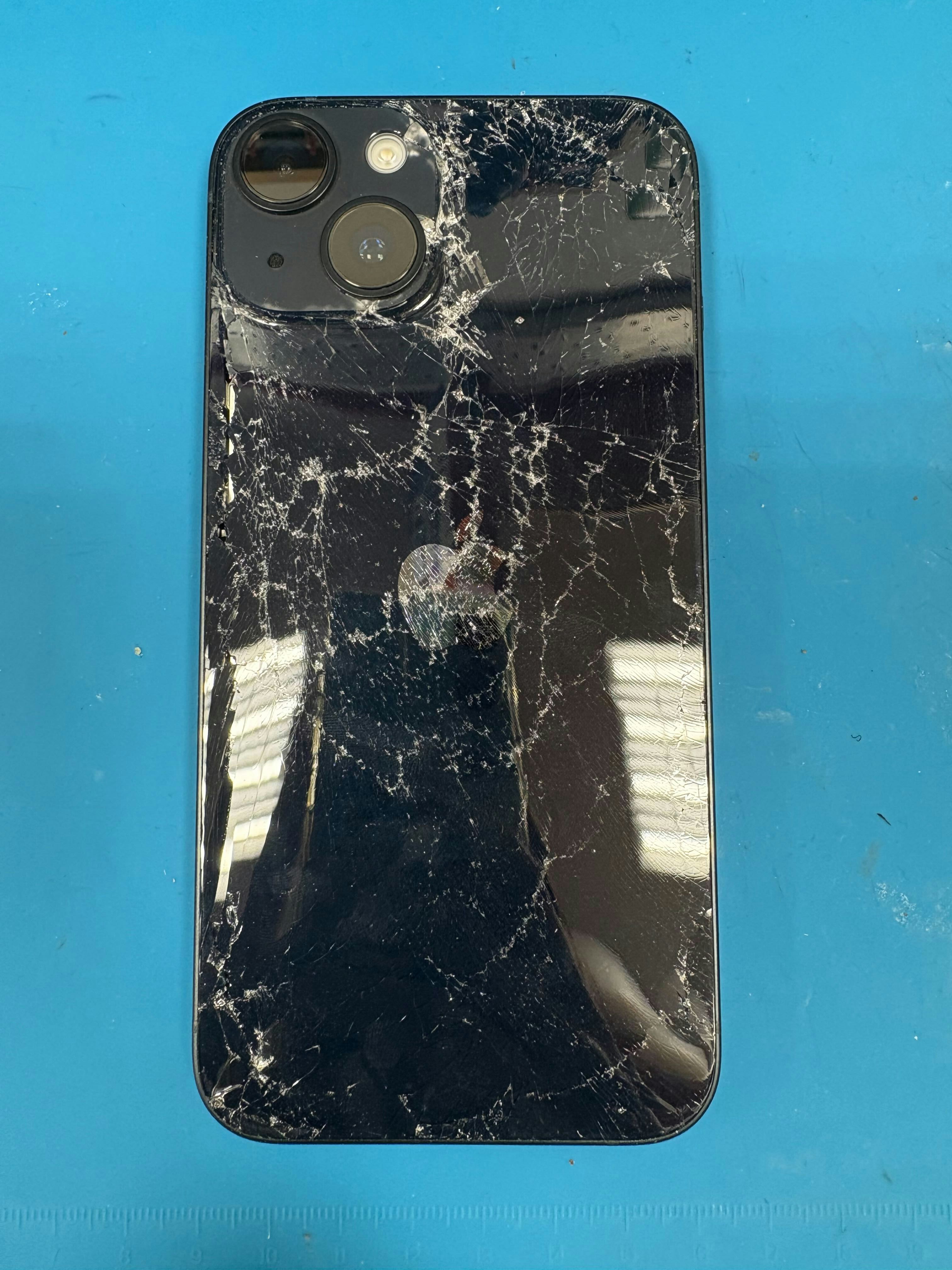 iPhone13　背面交換　背面ん割れ