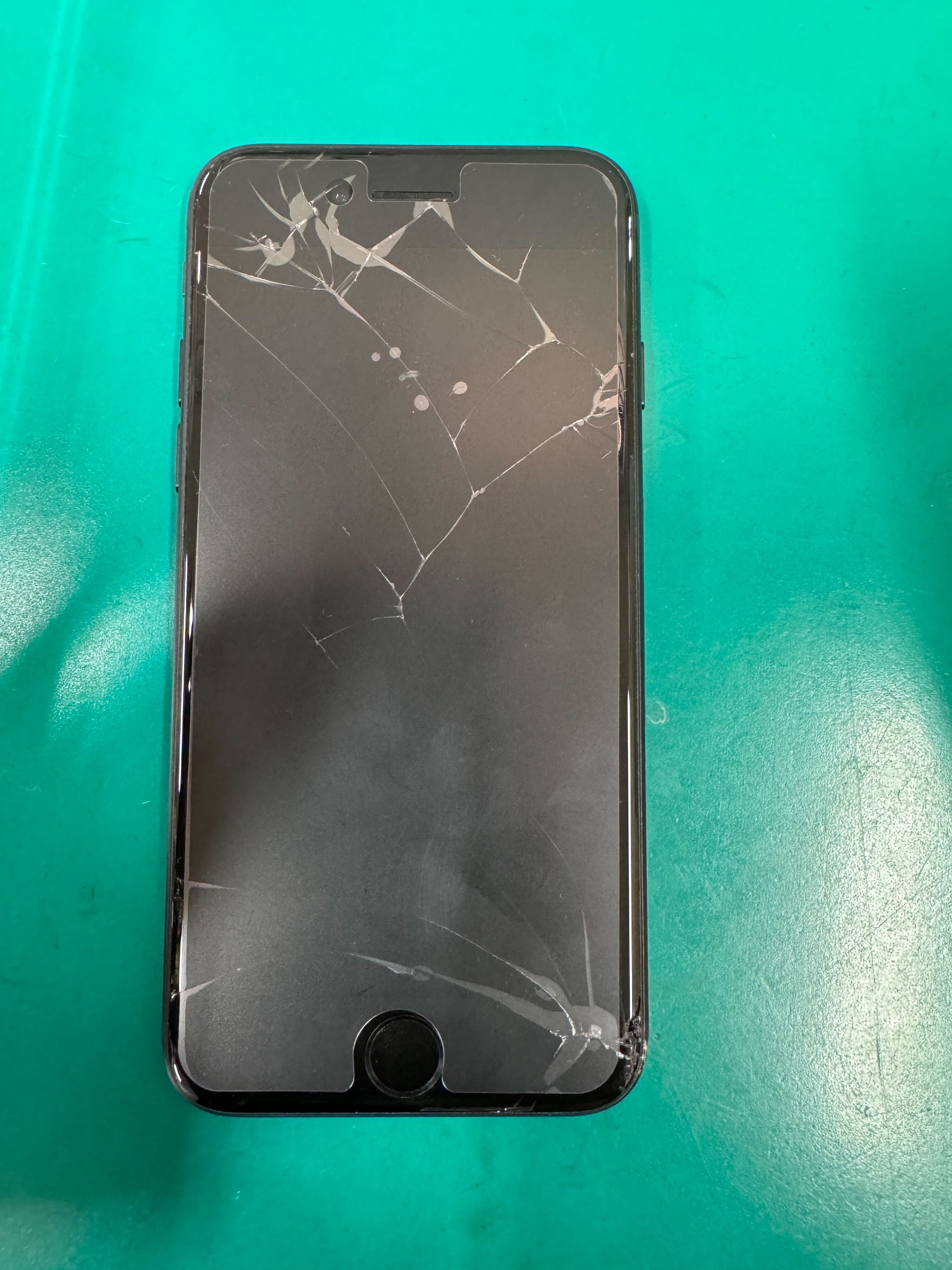 iPhone SE3 64G スターライト 画面割れ バッテリー容量82% アイフォン 